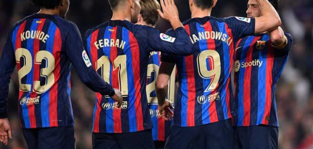 قائمة برشلونة – غياب بيدري وعودة بوسكيتس أمام مانشستر يونايتد